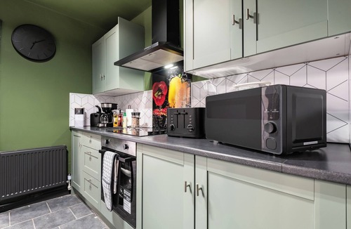 Hull House | Group Stay 4BR | TVs in All Rooms | Newland Ave