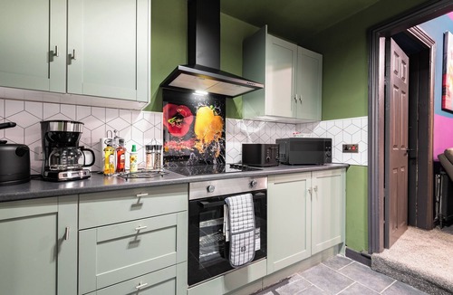Hull House | Group Stay 4BR | TVs in All Rooms | Newland Ave