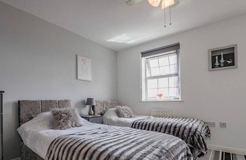 South Ferriby House | Guest Homes | 5 Bed Home in Brough
