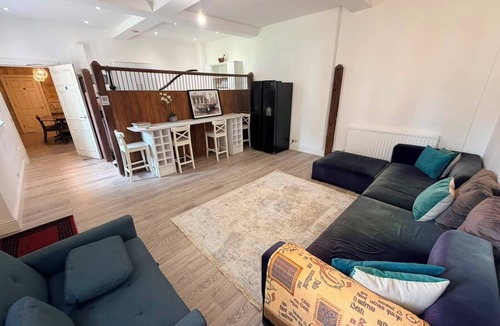 Greenhithe House | Guest Quarters at the Abbey - Independent Historic Stay - Easy London Access