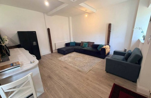 Greenhithe House | Guest Quarters at the Abbey - Independent Historic Stay - Easy London Access