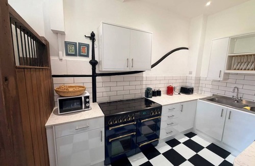 Greenhithe House | Guest Quarters at the Abbey - Independent Historic Stay - Easy London Access