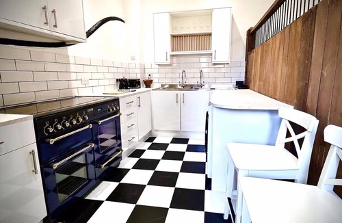 Greenhithe House | Guest Quarters at the Abbey - Independent Historic Stay - Easy London Access