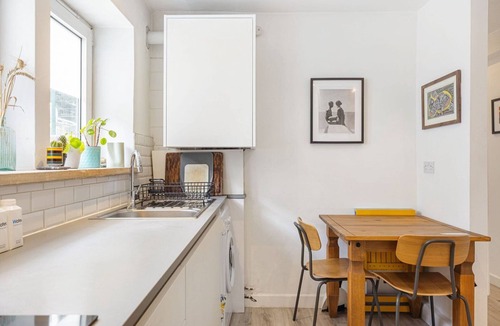 Stratford and New Town Apartment | GuestReady - Cosy Apartment in Vibrant Stratford