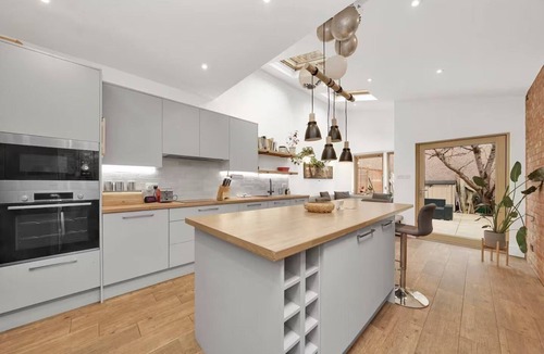 Cann Hall House | GuestReady Modern 2BR Flat in East London w Patio