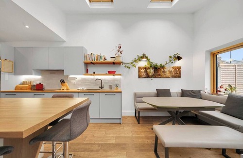 Cann Hall House | GuestReady Modern 2BR Flat in East London w Patio