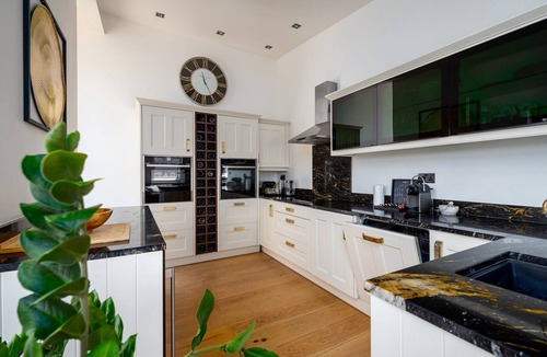 Lansbury Apartment | GuestReady - Modern 2BR w Balcony in Poplar