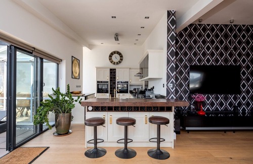 Lansbury Apartment | GuestReady - Modern 2BR w Balcony in Poplar