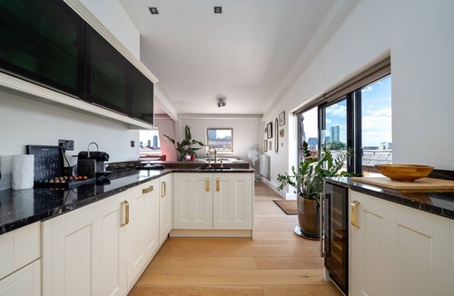 Lansbury Apartment | GuestReady - Modern 2BR w Balcony in Poplar