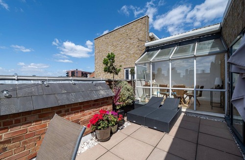 Lansbury Apartment | GuestReady - Modern 2BR w Balcony in Poplar