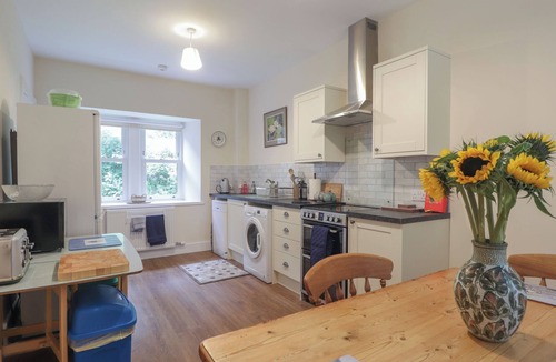 Strathpeffer Cottage | GUNROOM COTTAGE, pet friendly, with a garden in Strathpeffer