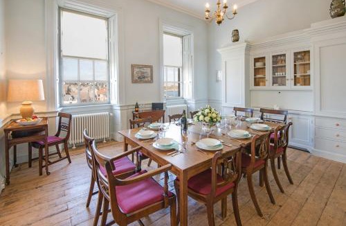 Eyemouth Apartment | Gunsgreen Apartment- LARGE two floor apartment! Sleeps up to 11 people, First floor available separately, sleeping 2 people at a reduced rate!