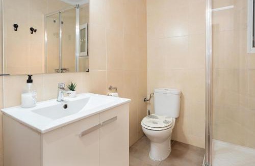 Badalona House | Habitaciones con baño compartido en bonito Apartamento en Badalona