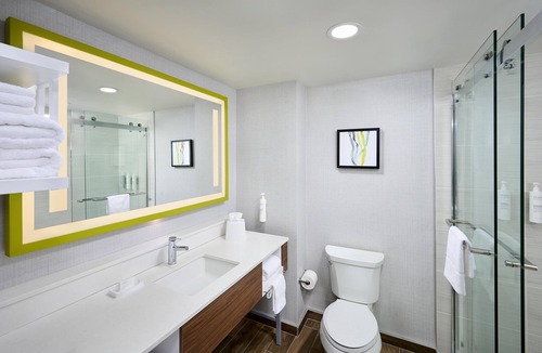 Windsor Hotel | Hampton Inn & Suites by Hilton Windsor