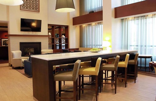Laval Hotel | Hampton Inn & Suites Laval