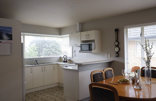 Kaikoura House | Handy Location | Ocean & Mountain Views | Close to Park - KK96845