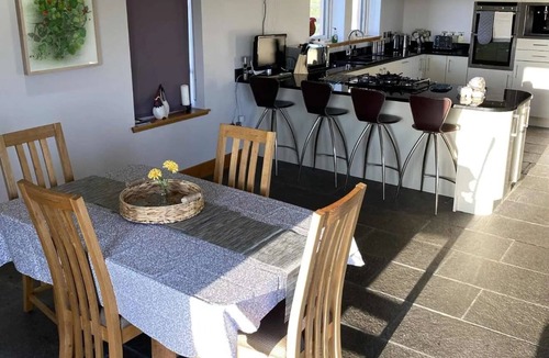 Dounby Cottage | Harray Loch Villa, Stunning Views 4 bed, 4 baths, Unique Space Free Wifi Parking