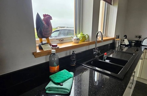 Dounby Cottage | Harray Loch Villa, Stunning Views 4 bed, 4 baths, Unique Space Free Wifi Parking