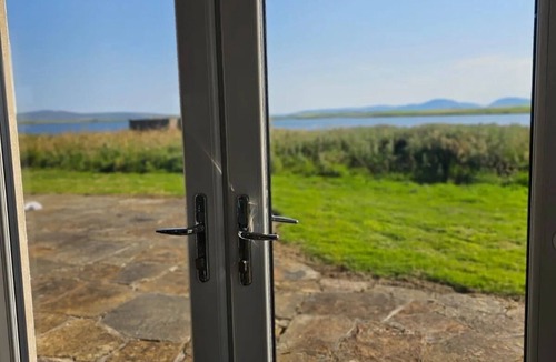 Dounby Cottage | Harray Loch Villa, Stunning Views 4 bed, 4 baths, Unique Space Free Wifi Parking