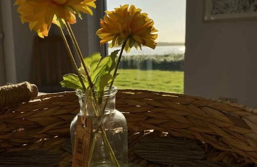 Dounby Cottage | Harray Loch Villa, Stunning Views 4 bed, 4 baths, Unique Space Free Wifi Parking