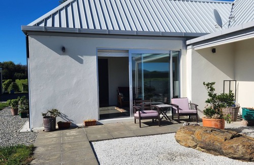 Hawkesbury Apartment | Hawkesbury Oaks Vineyard accommodation. Quiet apartment surrounded by vines.