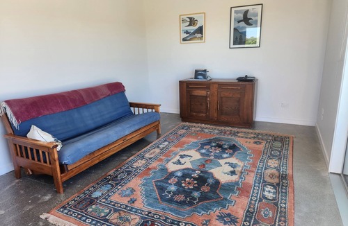 Hawkesbury Apartment | Hawkesbury Oaks Vineyard accommodation. Quiet apartment surrounded by vines.