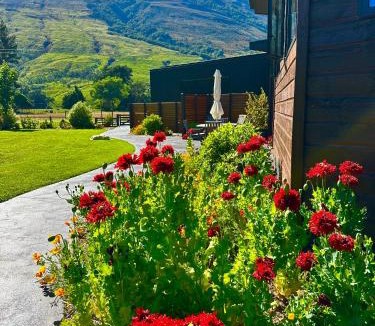 Makarora Apartment | Hawkshead Boutique Studio & Gardens