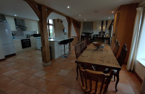 Maldon House | Hay Barn. 3 en-suite bedrooms, optional hot tub, private garden, log burner.