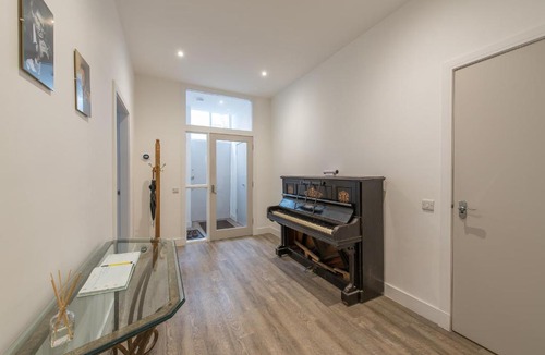West End Apartment | Haymarket Spacious 3 Bedroom Street Level