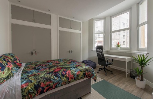 West End Apartment | Haymarket Spacious 3 Bedroom Street Level
