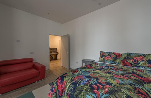 West End Apartment | Haymarket Spacious 3 Bedroom Street Level