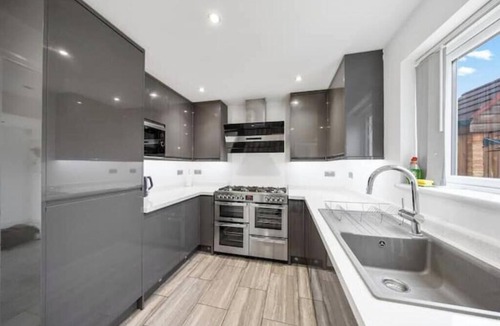 Gillingham House | Headline: Spacious 3BR Medway Home | Hot Tub & Games | Ideal for Long Stays