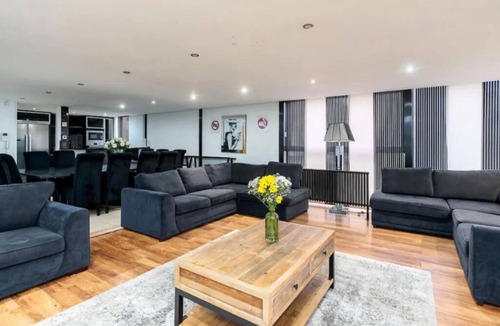 Manchester House | Heaton Park Spa House - Indoor Pool & Hot Tub, 4 Miles from Manchester Centre