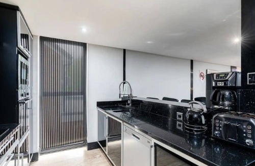 Manchester House | Heaton Park Spa House - Indoor Pool & Hot Tub, 4 Miles from Manchester Centre