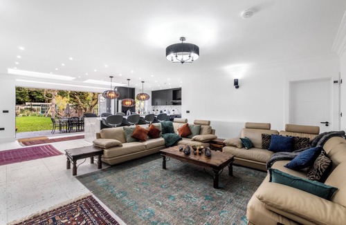 Redbridge House | Heritage Look, Luxury Feel - London Family House