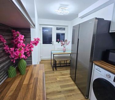 Stevenage House | Hertfordshire - Stylish 6BR Retreat, 3 Parking