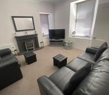 Biggar House | High Street House Sleeps 4 with Parking
