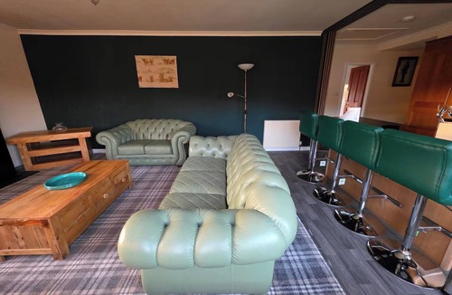 Mainland Apartment | Highlands - River View - Apt - Sleeps 4 - Garden