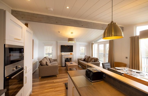Newbridge Cabin | Hilltop Lodge for 8 Near Edinburgh