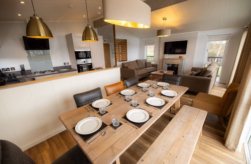 Newbridge Cabin | Hilltop Lodge for 8 Near Edinburgh