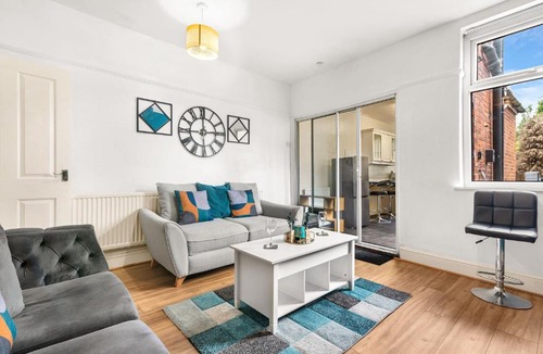 Kimberworth Apartment | HILLTOP PLACE SUITES 6 beds for CONTRACTORS and FAMILIES near MEADOWHALL with FREE PRIVATE PARKING