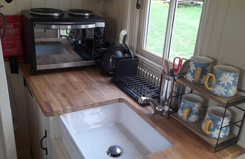 Purleigh House | Hilltop Shepherds hut retreat with Hot tub