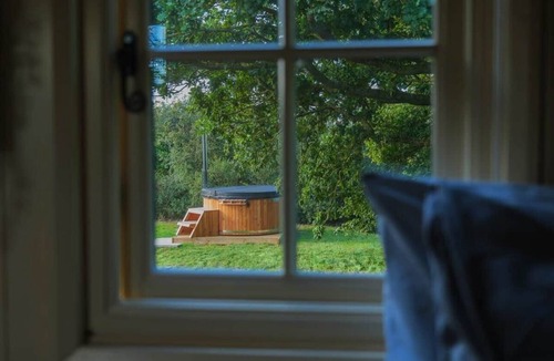 Purleigh House | Hilltop Shepherds hut, hot tub & views of vineyard