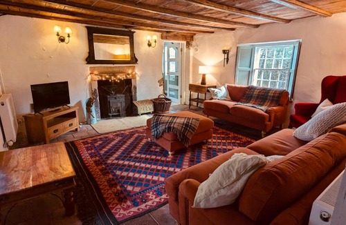 Tillicoultry Apartment | Historic 1600 Cottage with Hot Tub, Private Estate