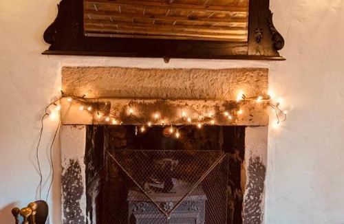 Tillicoultry Apartment | Historic 1600 Cottage with Hot Tub, Private Estate