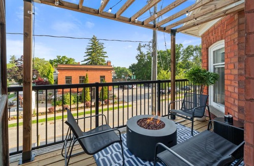 Kingsville House | Historic Luxury Retreat in Downtown Kingsville