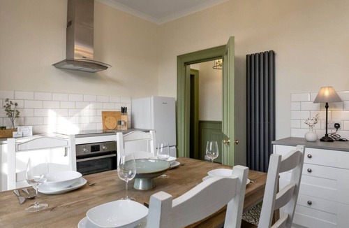 Tillicoultry Villa | Historic Trackside Retreat, Charming Getaway