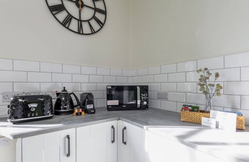 Tillicoultry Villa | Historic Trackside Retreat, Charming Getaway