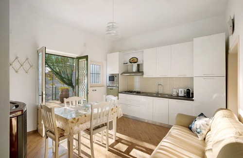 San Lazzaro Apartment | Holiday Apartment 'Casa Vacanza Bella Veduta' with Mountain and Sea Views