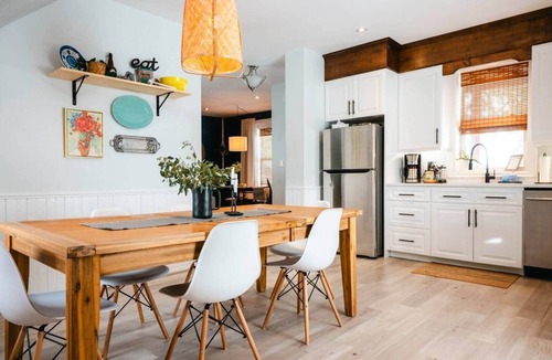 Perth South House | Holiday Getaway - 7mins to Dtwn Theatres, 2KG/1QN, Games, Fire table, Sleeps 8